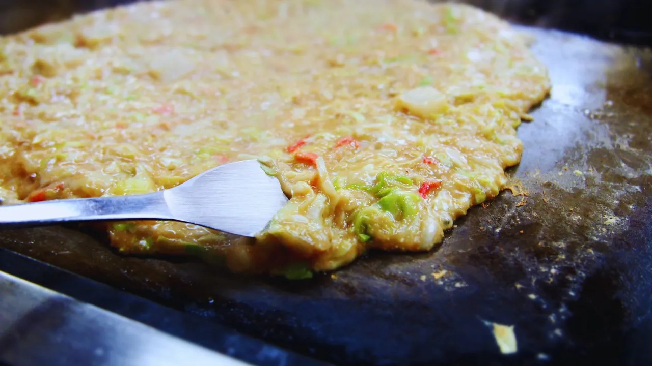 初めてでも安心!お店での『もんじゃ焼き』の焼き方とマナーガイド